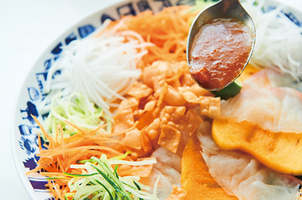 柿と紀州梅ソースで食べる魚生（ユーシェン）