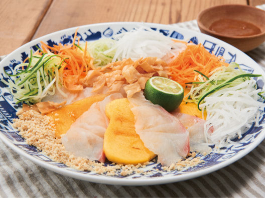 柿と紀州梅ソースで食べる魚生（ユーシェン）のサムネイル