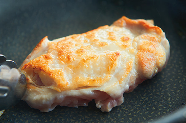 チキンソペス柿サルサソースがけ